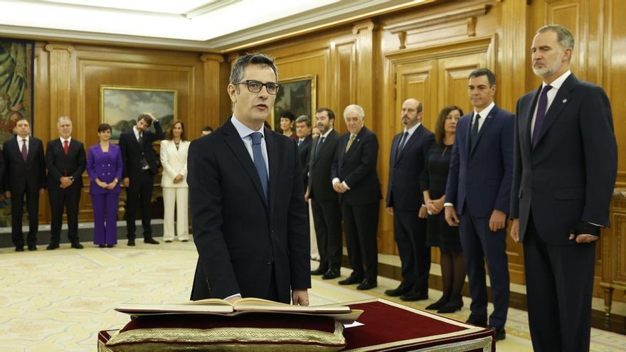 El ministro de Presidencia y Justicia, Félix Bolaños, promete el cargo ante el rey.