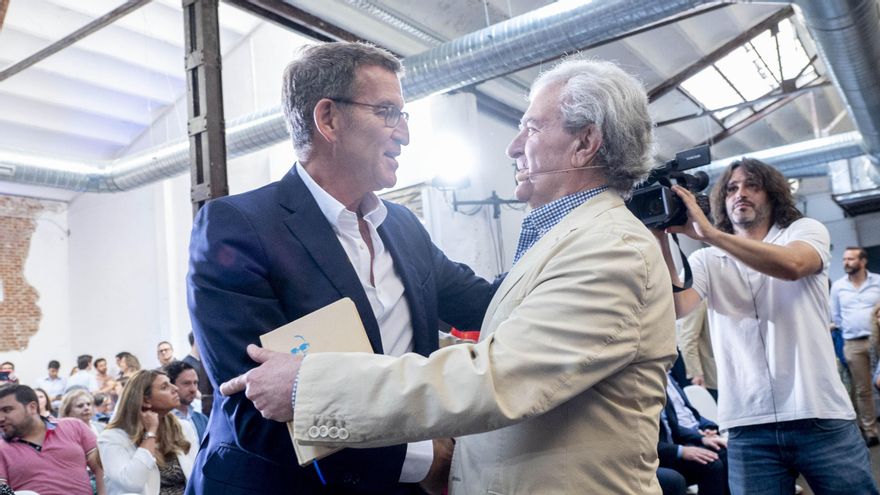 El ex ministro de Cultura socialista César Antonio Molina, en un acto electoral con el presidente del PP, Alberto Núñez Feijóo, el 30 de junio de 2023.