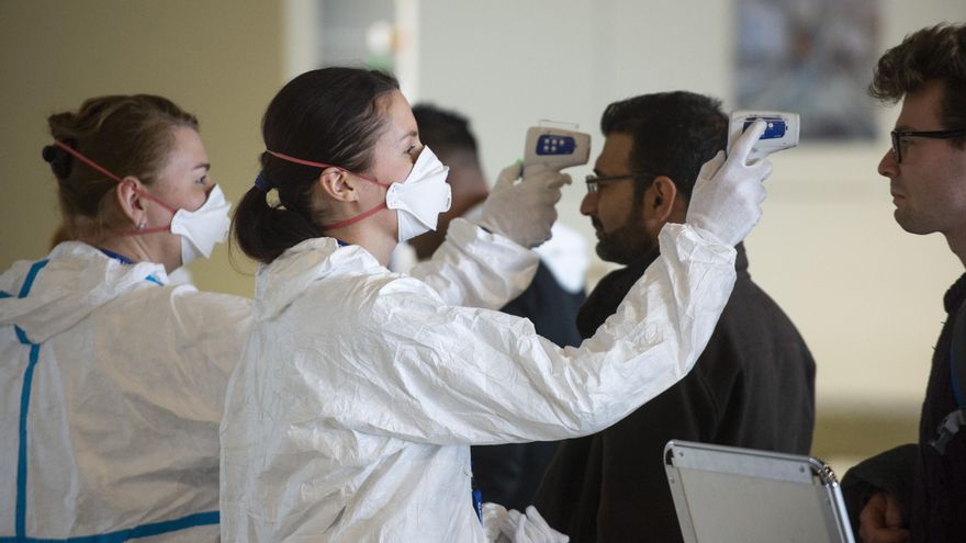 Controles para evitar la propagación del coronavirus en Bratislava.