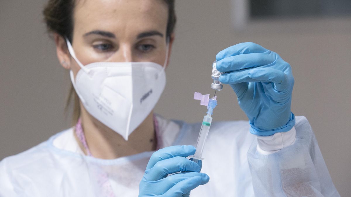 Una enfermera prepara una vacuna