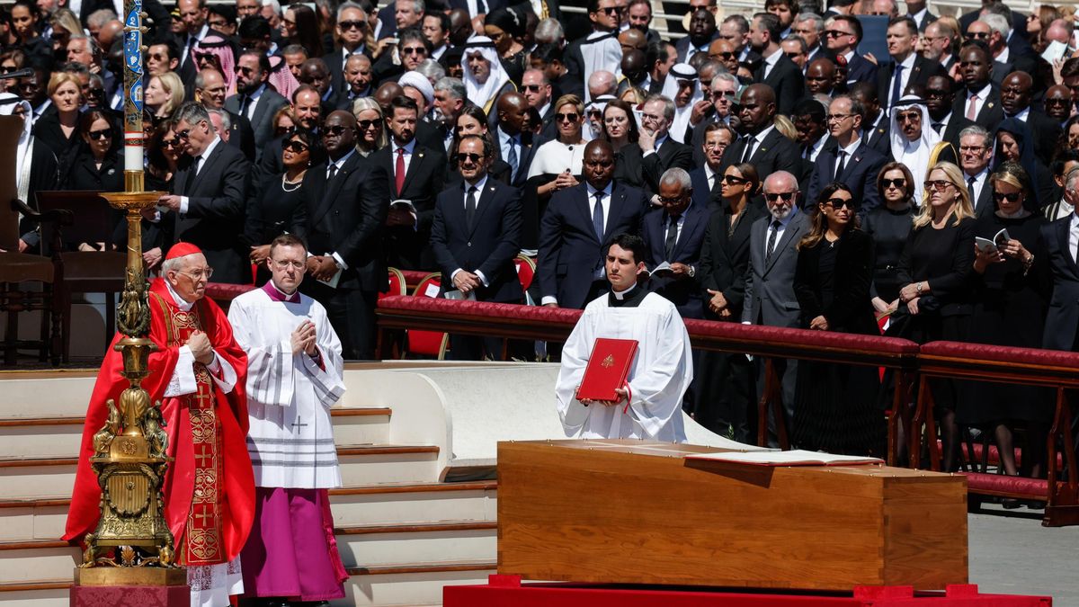 Giovanni Battista Re, en un momento de la ceremonia. Durante la homilía, el decano de los cardenales ha recordado la posición antibelicista de Francisco, del que ha destacado su voluntad de "estar cerca de todos", especialmente de "los últimos de la tierra".