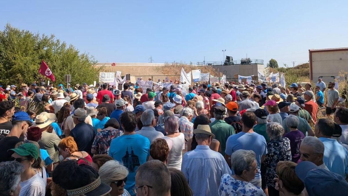 Multitudinaria protesta contra el fin del riego de los huertos urbanos de la comarca del Órbigo.