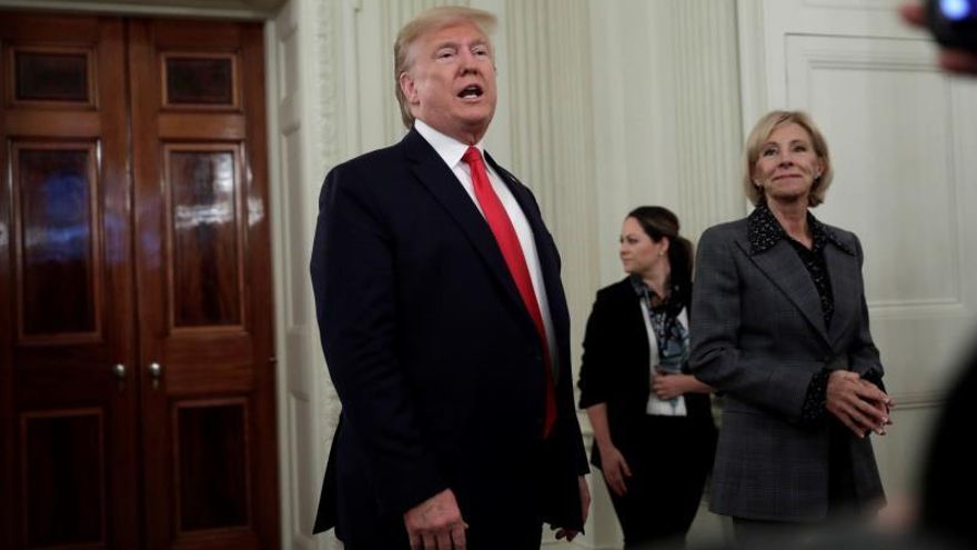 US President Donald J. Trump talks to the media about the impeachment after greeting college athletes as part of NCAA Collegiate National Champions Day at the White House in Washington, DC, USA, 22 November 2019. (Estados Unidos) EFE/YURI GRIPAS / POOL