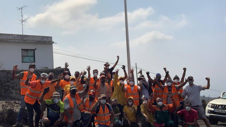Cuadrilllas de voluntarios y concejales limpiando ceniza,