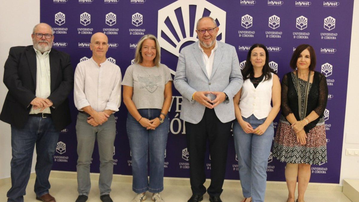 El rector y la concejal junto a representantes académicos y de la Red de Bibliotecas.