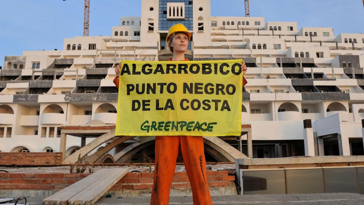 Greenpeace pide imputar al alcalde del Algarrobico por el "reiterado incumplimiento" de la sentencia que obliga anular la licencia de obra del hotel