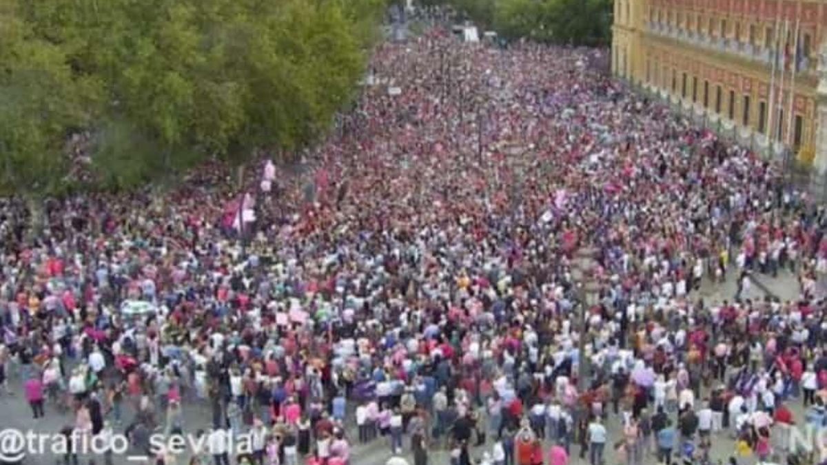 Imagen captada por la cámara municipal del semáforo más cercano al acto.
