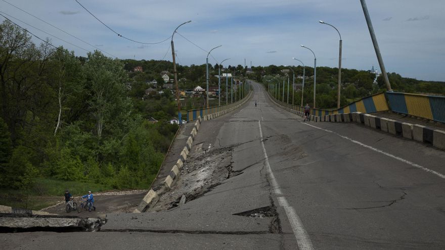 Carretera destruida en Járkov, Ucrania.