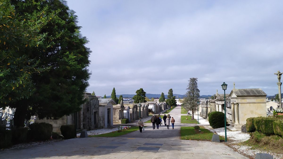 Entrada del cementerio compostelano de Boisaca en vísperas del Día de Todos los Santos