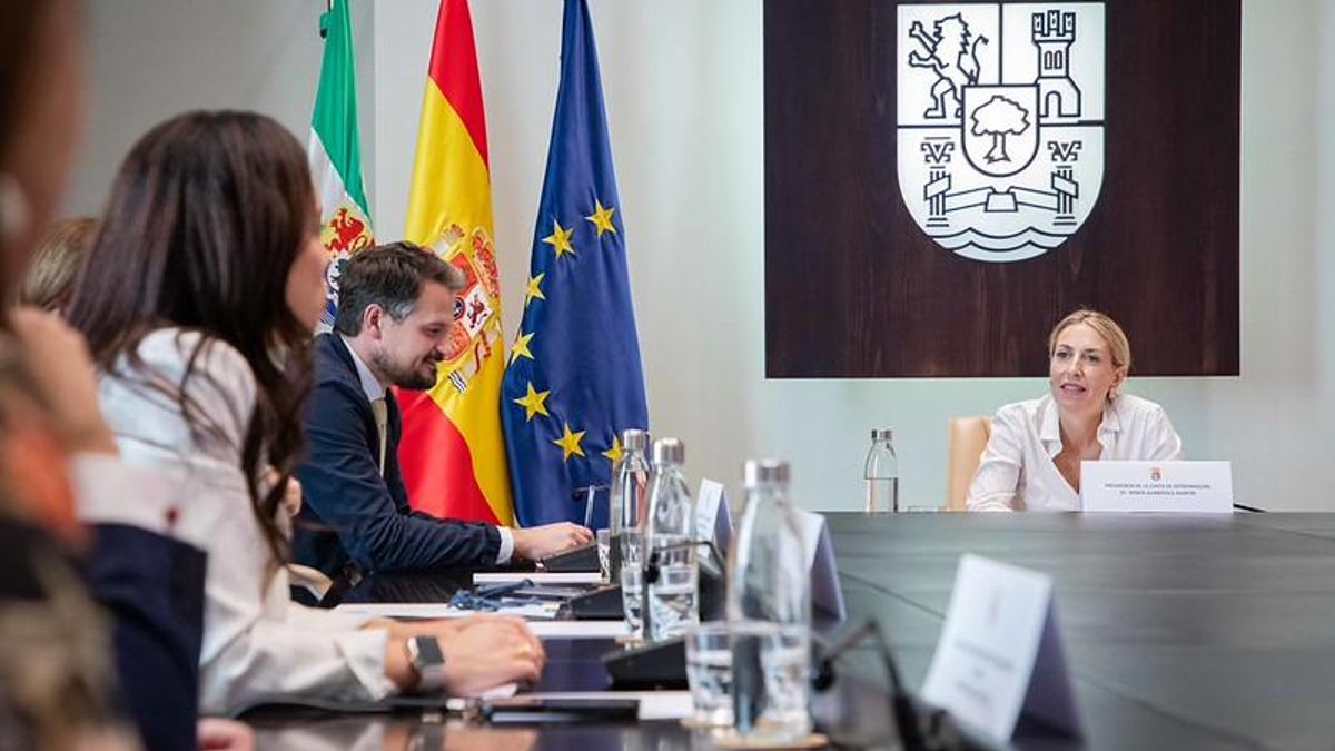 La presidenta de la Junta de Extremadura, María Guardiola, en el consejo de gobierno extraordinario que ha aprobado el proyecto de presupuestos de 2026
