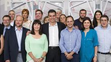 Pedro Sánchez con miembros de la nueva Ejecutiva Federal del PSOE | EFE