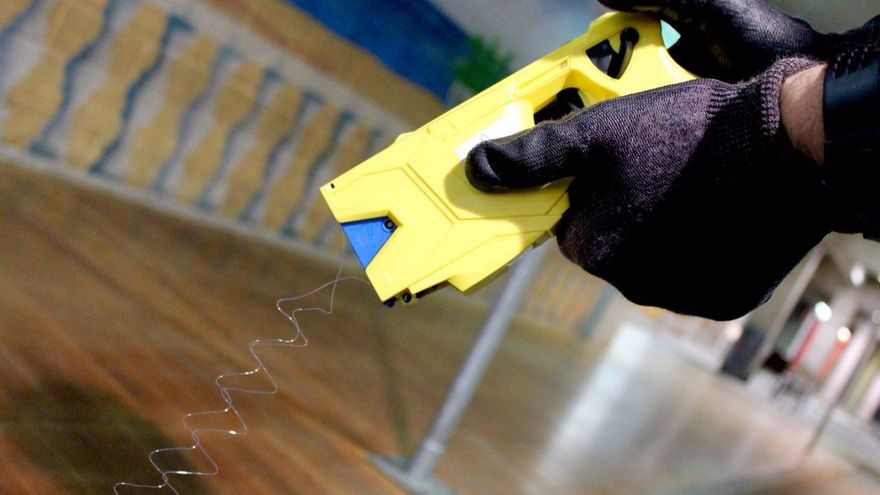Archivo - Imagen de recurso de una pistola eléctrica para uso policial
