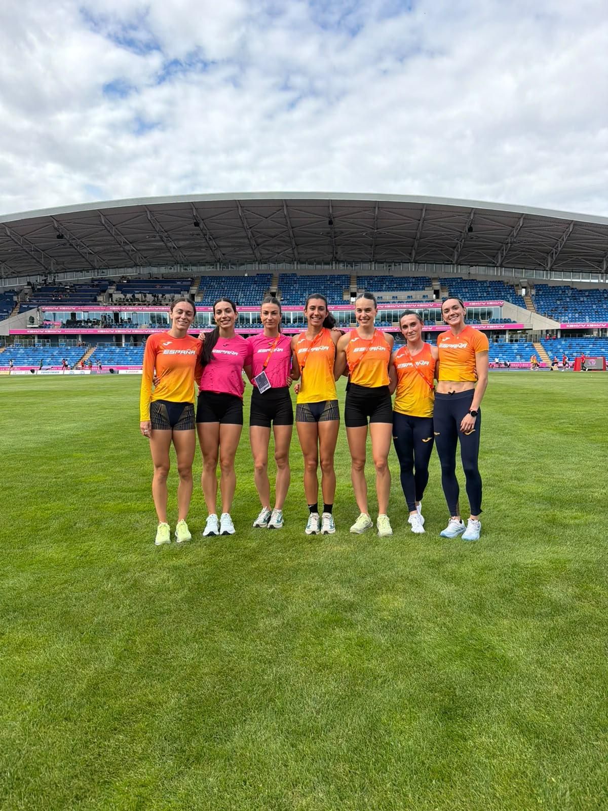Carmen Avilés, junto al resto de compañeras del 4x400