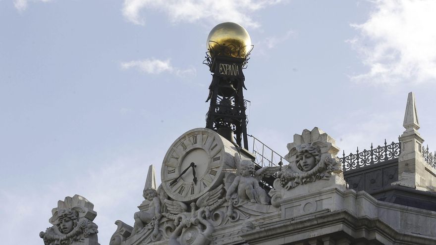 Reloj en la fachada de la sede del Banco de España. EFE/Kiko Huesca/Archivo