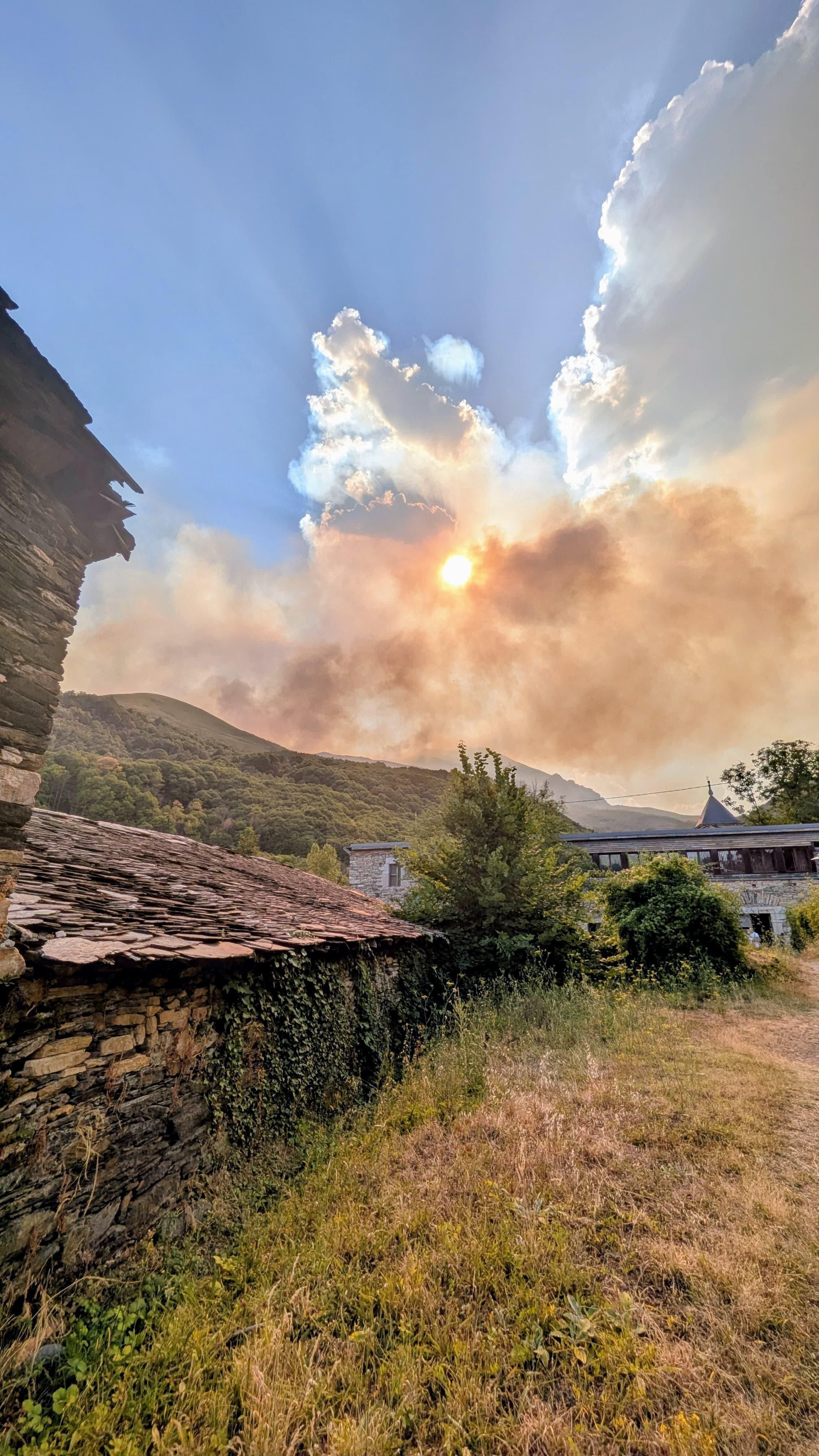 El humo del incendio de Yeres desde Montes de Valdueza, antes de ser evacuado.