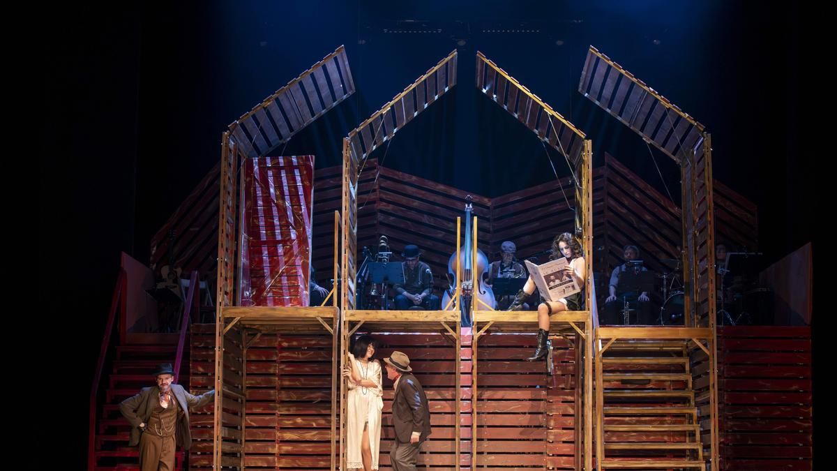 Coque Malla se convierte en el proxeneta Mackie Navaja en La ópera de los tres centavos