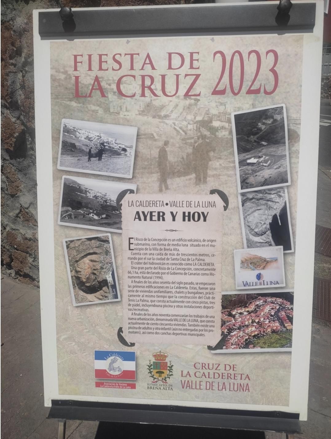 Cartelón instalado junto a la cruz.