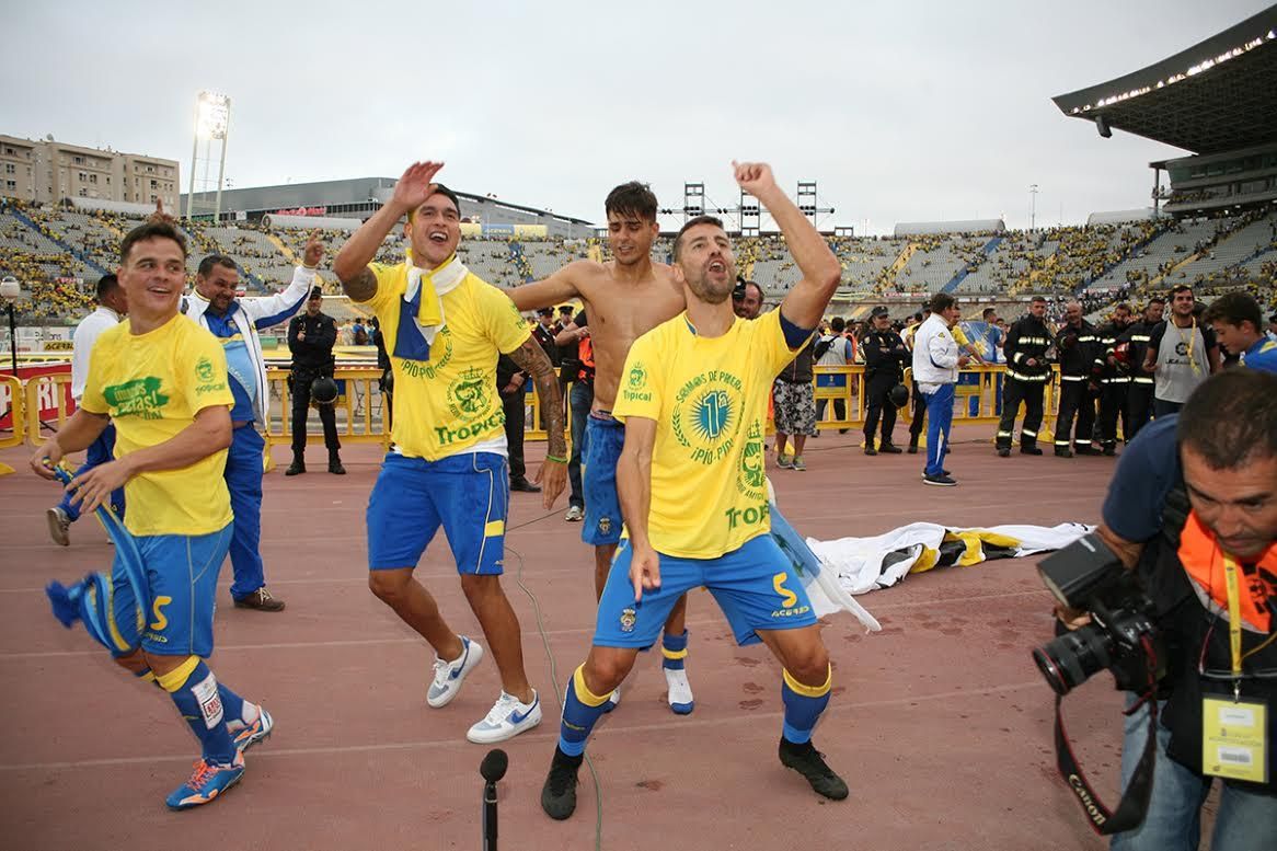 Los jugadores de la UD Las Palmas celebran el ascenso. (ALEJANDRO RAMOS)