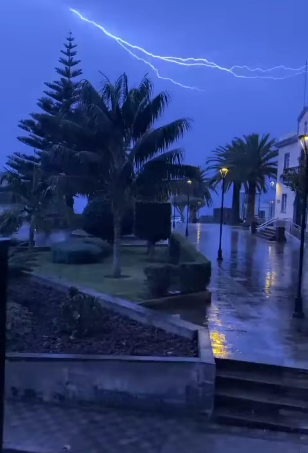 Relámpago captado en la noche de este jueves  desde el casco urbano de Barlovento.
