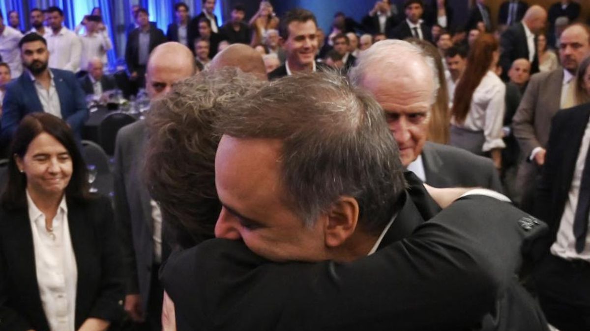 Silencio por $LIBRA y abrazo con Adorni: Milei reapareció en medio de un gobierno en jaque