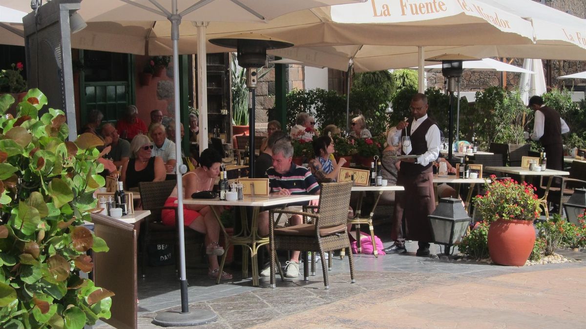 Turistas en un restaurante en Costa Adeje, Tenerife, antes de la pandemia