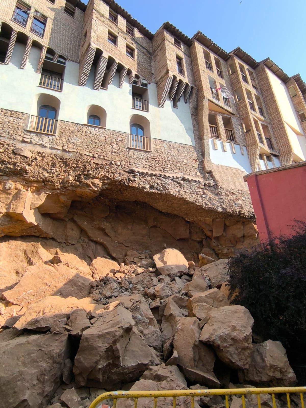 Imagen de las casas colgadas de Tarazona este lunes, tras el desprendimiento 