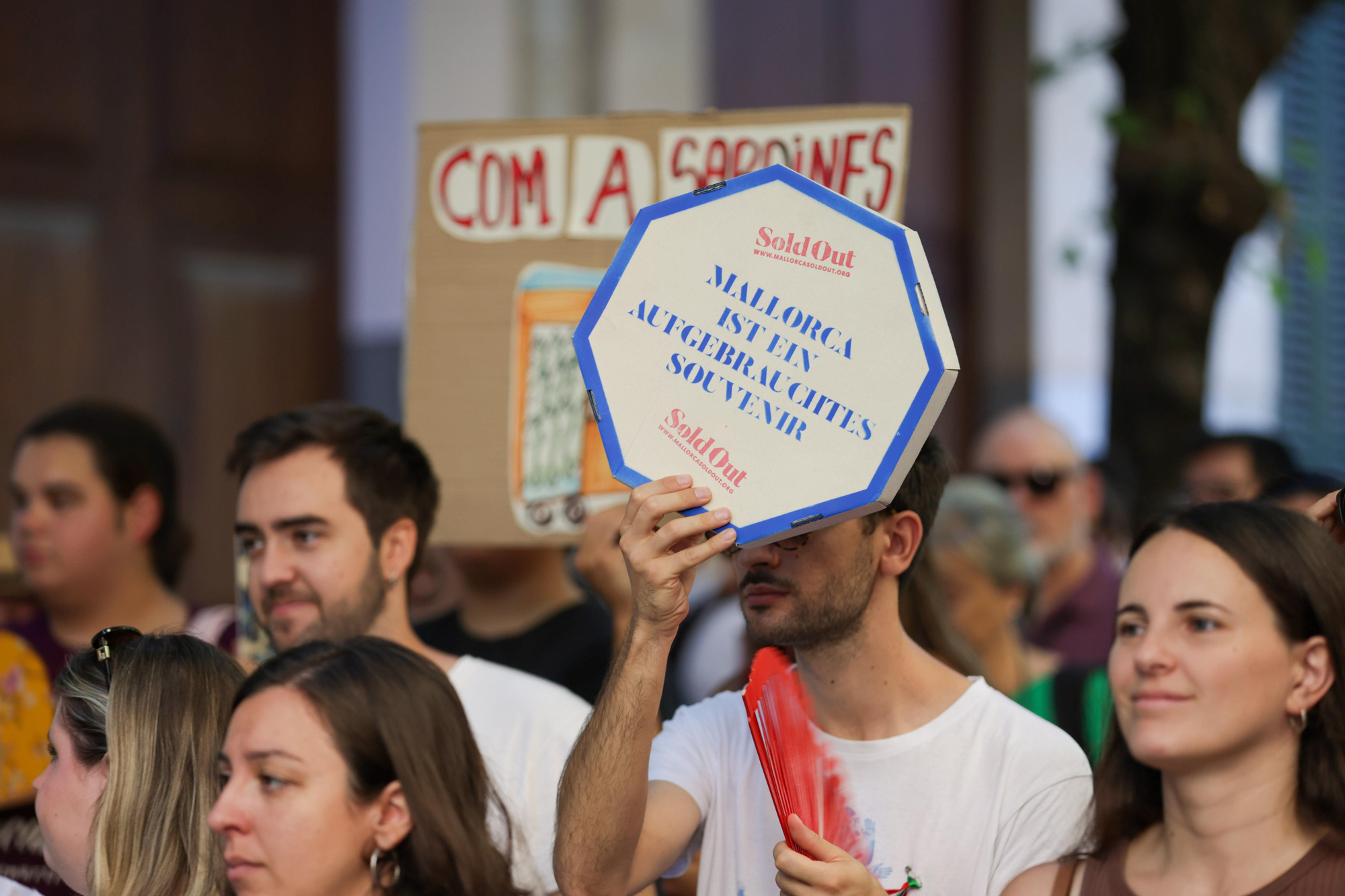 Un manifestante muestra un cartel de Mallorca SoldOut con el lema "Mallorca sostenible, accesible y sin turistas" durante la protesta de este sábado en Sóller.