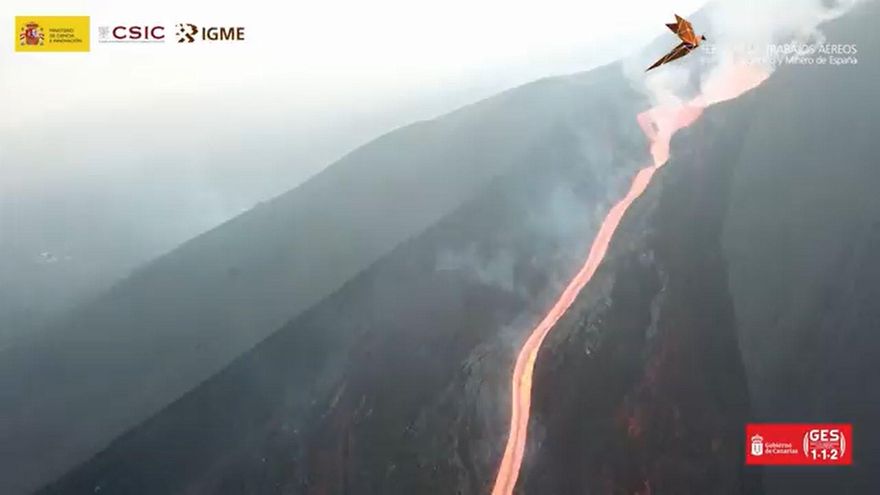 La lava del volcán de La Palma forma una cascada desde el cono principal hasta un sumidero inferior