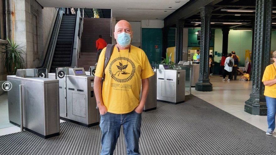 Ricky, vecino de Gibaja en Cantabria, ha viajado hasta Bilbao para protestar por la falta de trenes