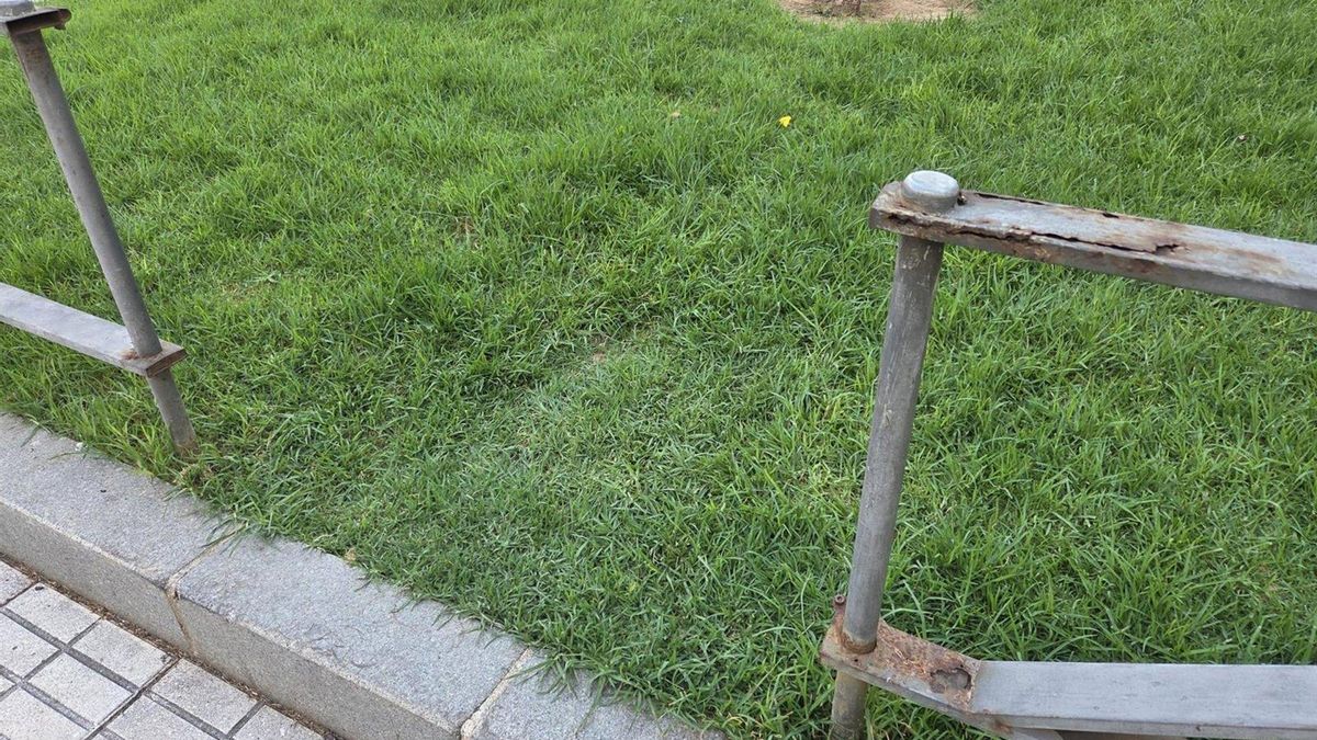 Denuncian el deterioro de los cerramientos de hierro en la Fuensanta y reclama su reparación o retirada