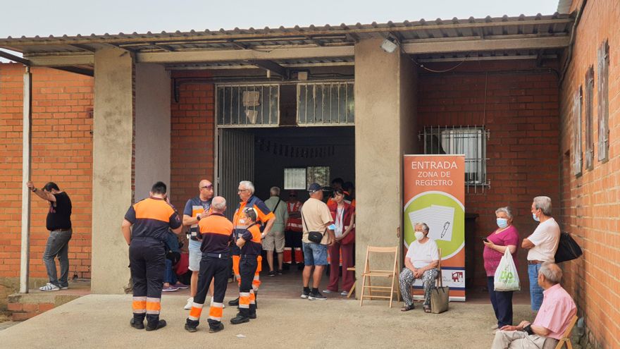 Vecinos afectados por el incendio de la Sierra de la Culebra en Camarzana de Tera
