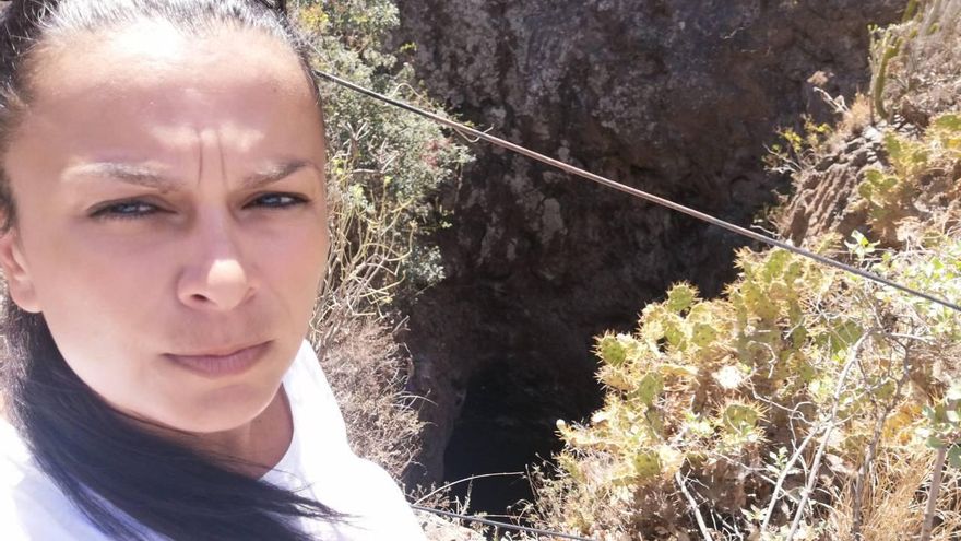 Yguarina Brito junto a la Sima de Jinámar.