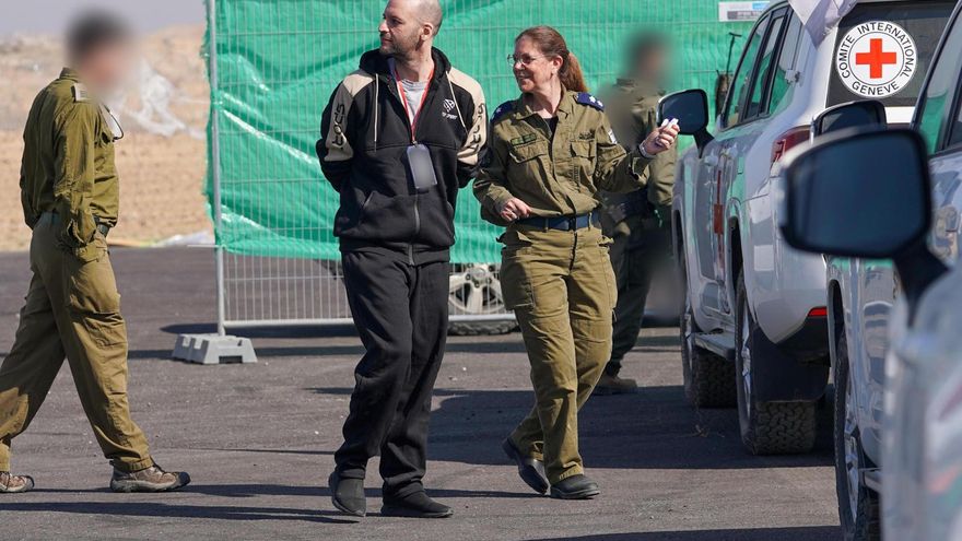 Hamás libera a tres rehenes israelíes como parte del acuerdo de alto el fuego después de una semana de confusión