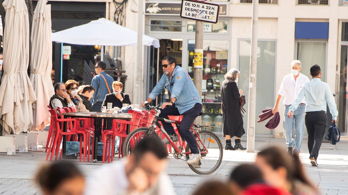 La hostelería y el turismo son algunos de los sectores que necesitarán más apoyos. EFE/ Raúl Caro