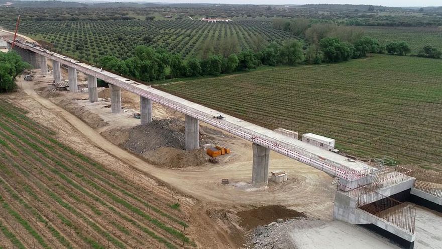 Trabajos de viaductos en el nuevo tramo de la Línea de Évora dirección Elvas
