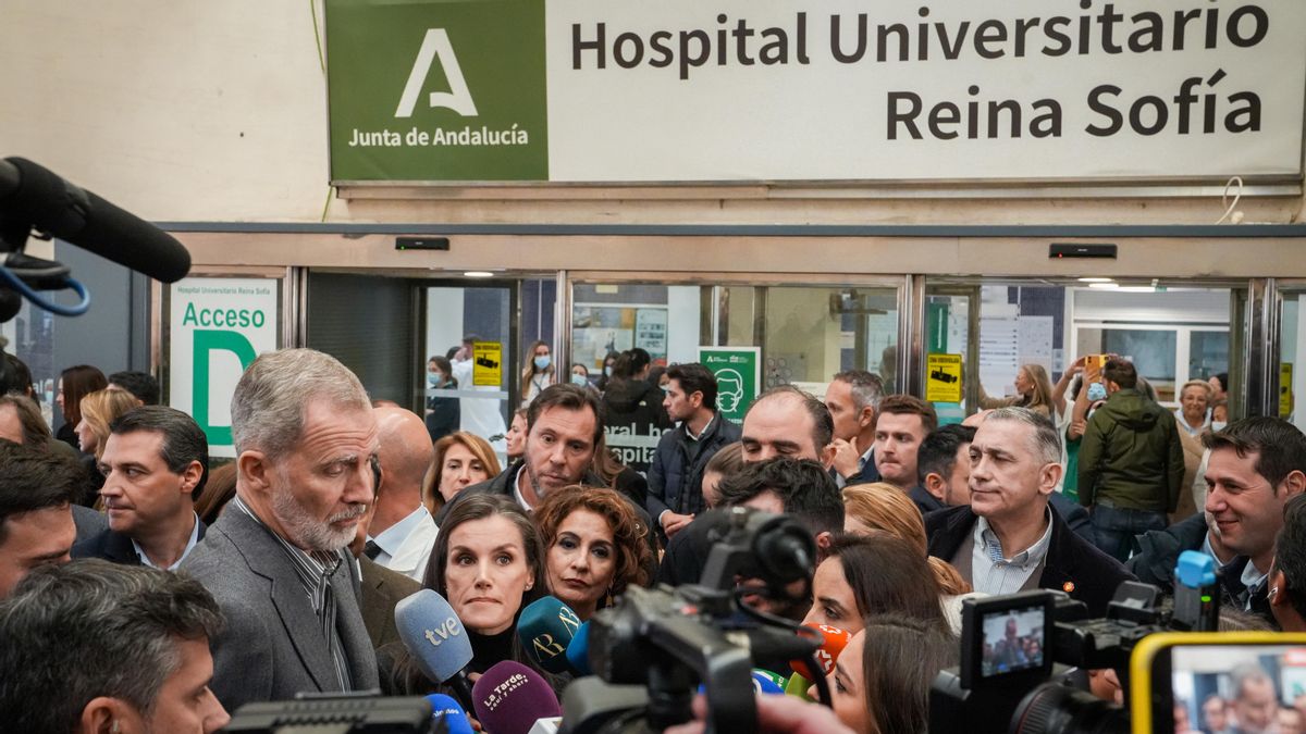 Los Reyes de España visitan a los heridos del accidente de Adamuz en el Hospital Reina Sofía