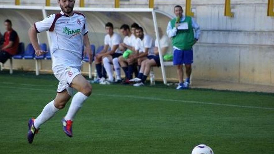 Joshua intenta controlar un balón.