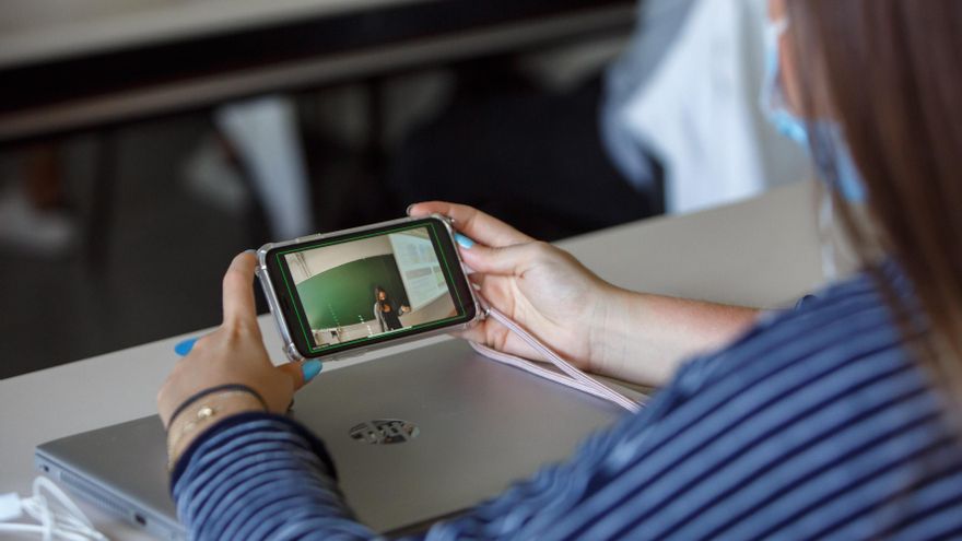 Educación pedirá informes a expertos para consultar sobre el uso de móviles en los colegios