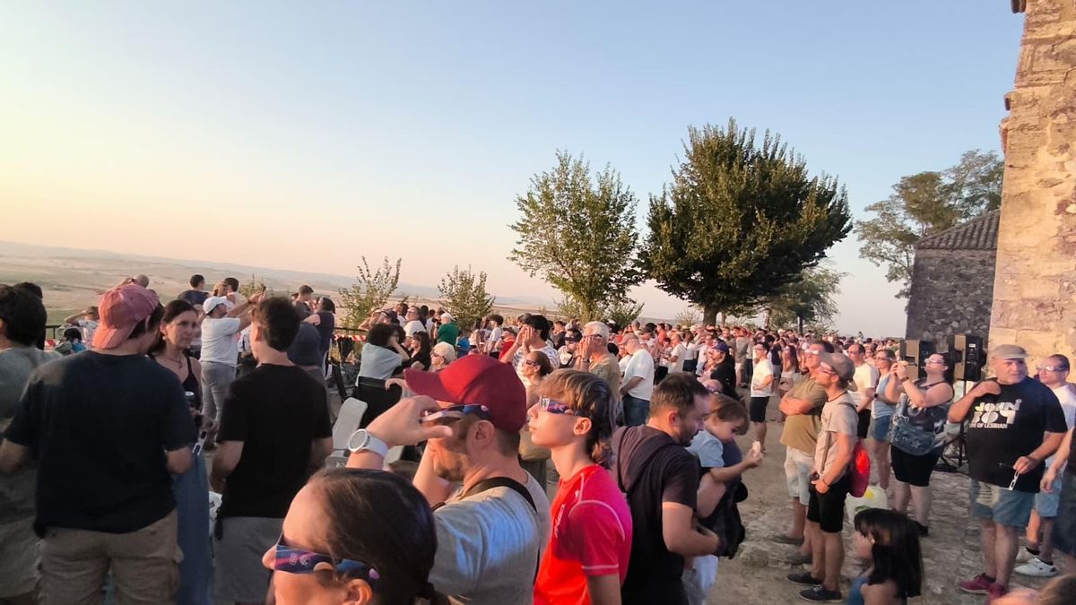 Personas viendo el eclipse desde el Cerro de Alarcos (Ciudad Real)