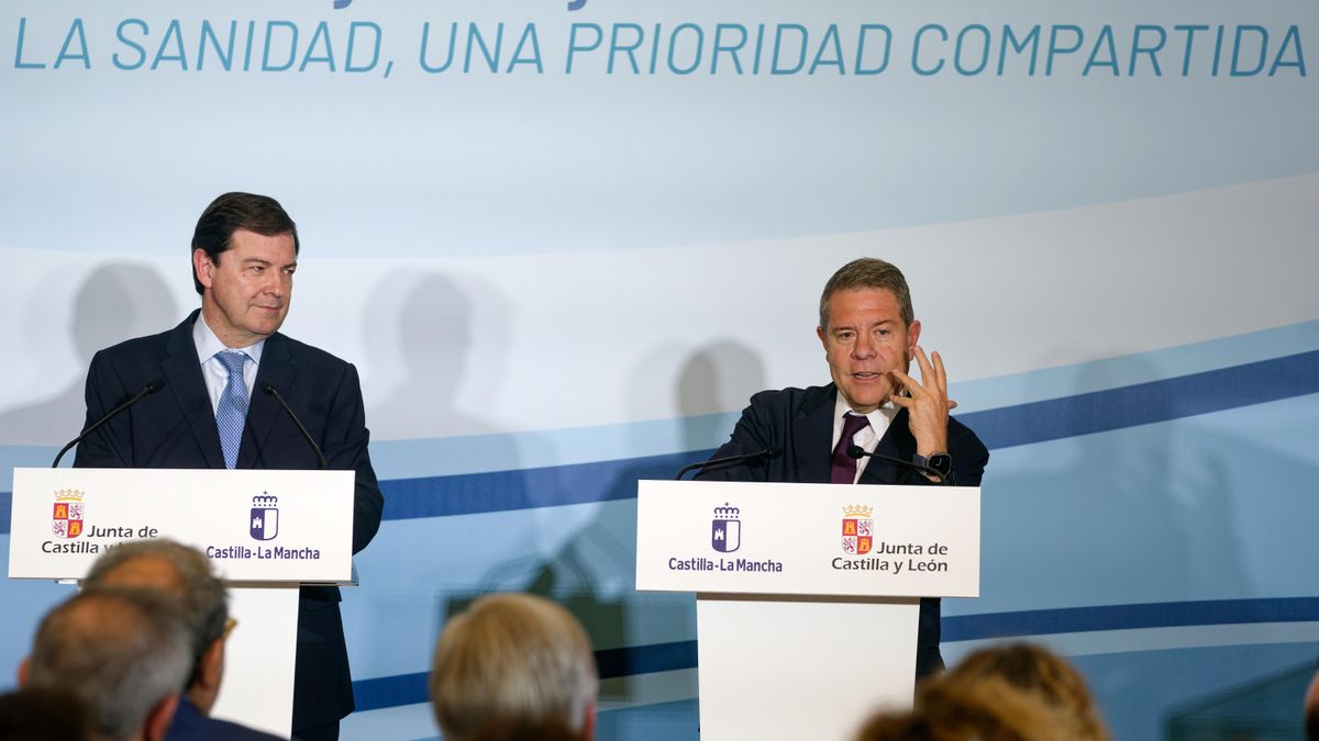 El presidente de Castilla-La Mancha, Emiliano García-Page (d), hace una declaración en presencia del presidente de la Junta de Castilla y León, Alfonso Fernández Mañueco (i), este miércoles en Arenas de San Pedro (Ávila).