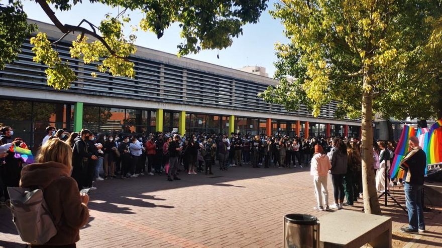 Concentración contra la agresión homófoba a un profesor en el instituto de Bétera (Valencia).