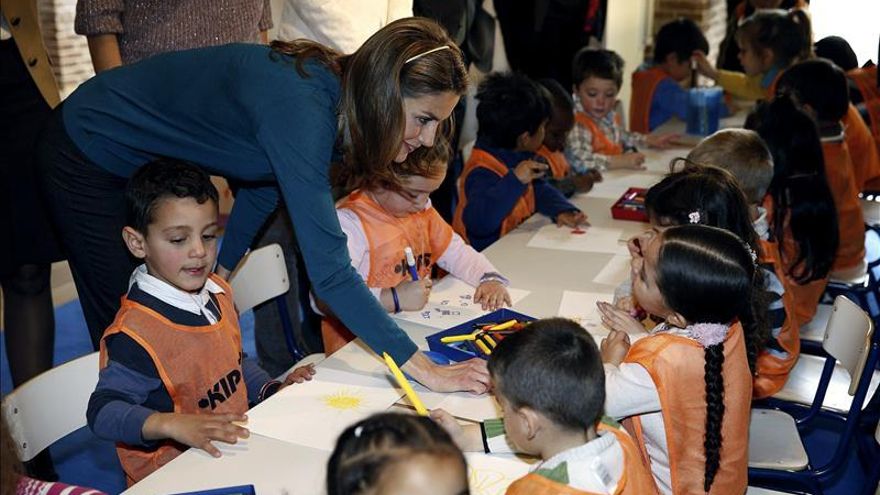 Doña Letizia comparte juegos y lectura con los niños del Salón del Libro