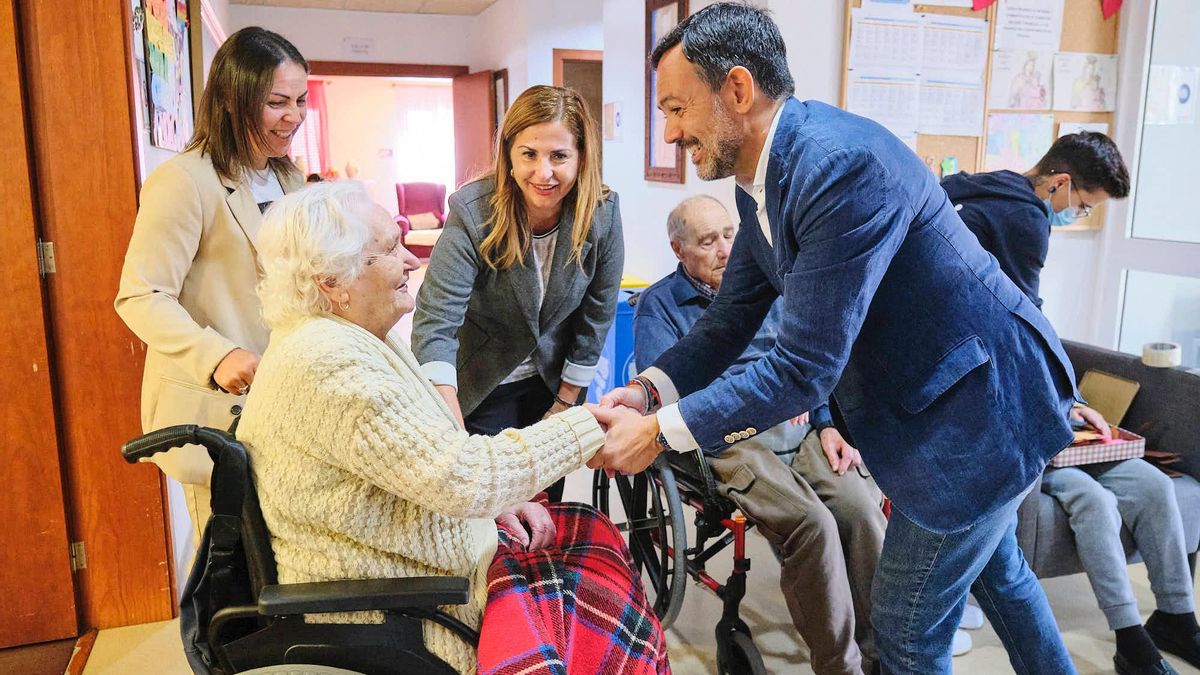 Águeda Fumero y Lope Afonso, visitando un centro sociosanitario.