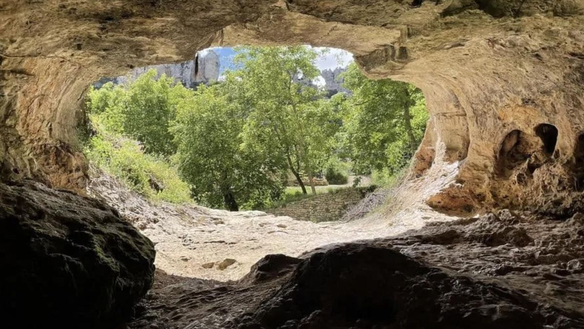 La cueva de esta localidad es una surgencia kárstica donde el río subterráneo emerge a la superficie tras recorrer kilómetros bajo el subsuelo