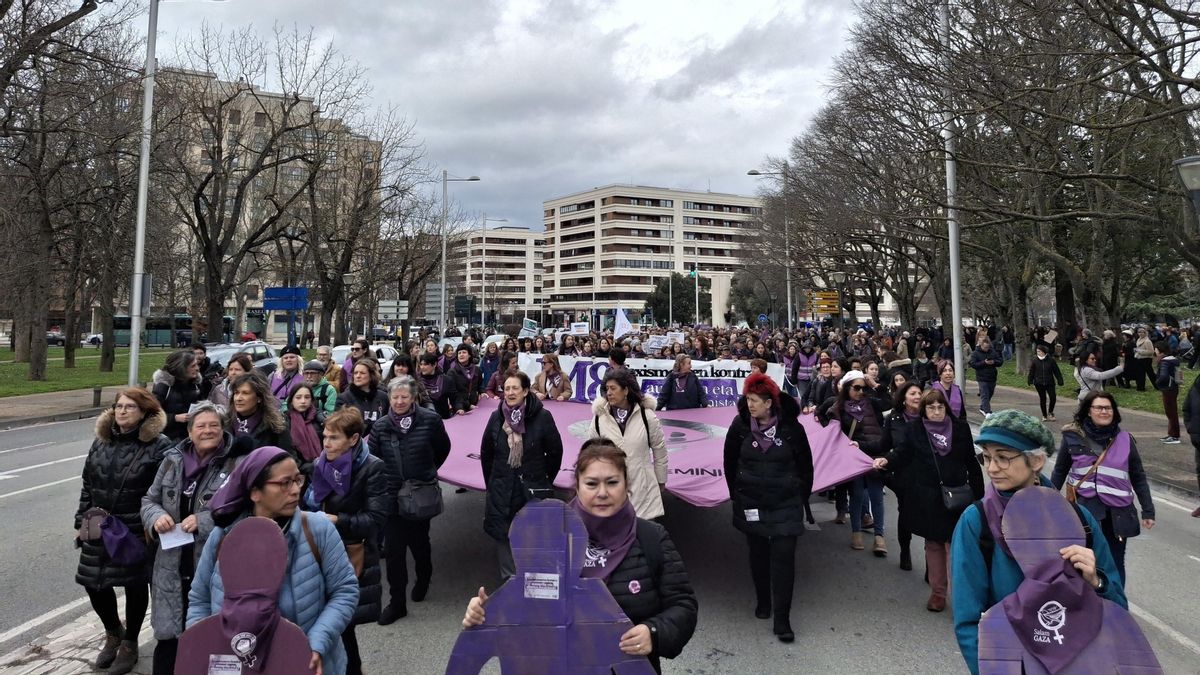 Miles de personas llaman a tejer "alianzas feministas" ante la "reacción fascista" en un nuevo 8M en Navarra