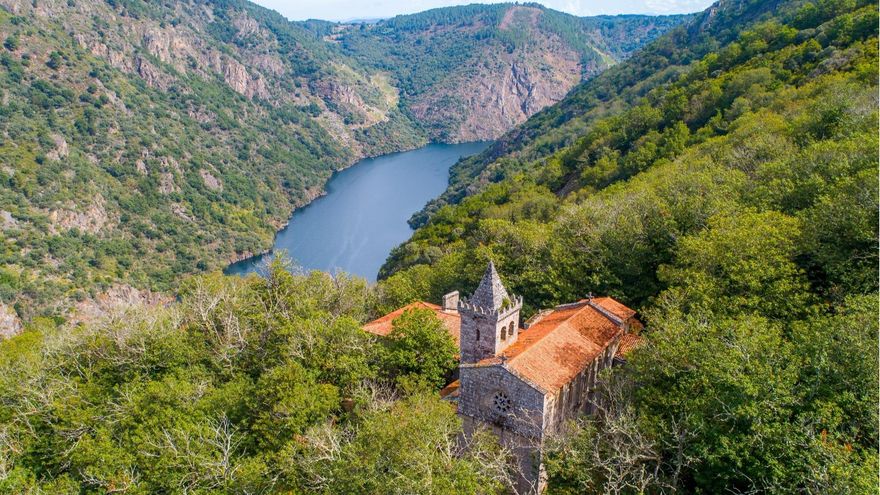 Monasterios entre bosques y montañas: refugios frescos para huir del ruido en verano