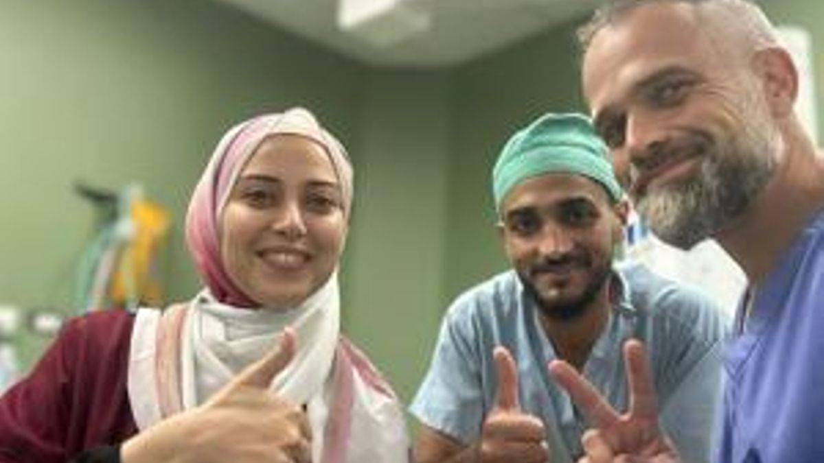 El médico valenciano Raúl Incertis (d) con la doctora anestesista Bodour y el enfermero Tamer el pasado julio. EFE/Cedida por Raúl Incertis