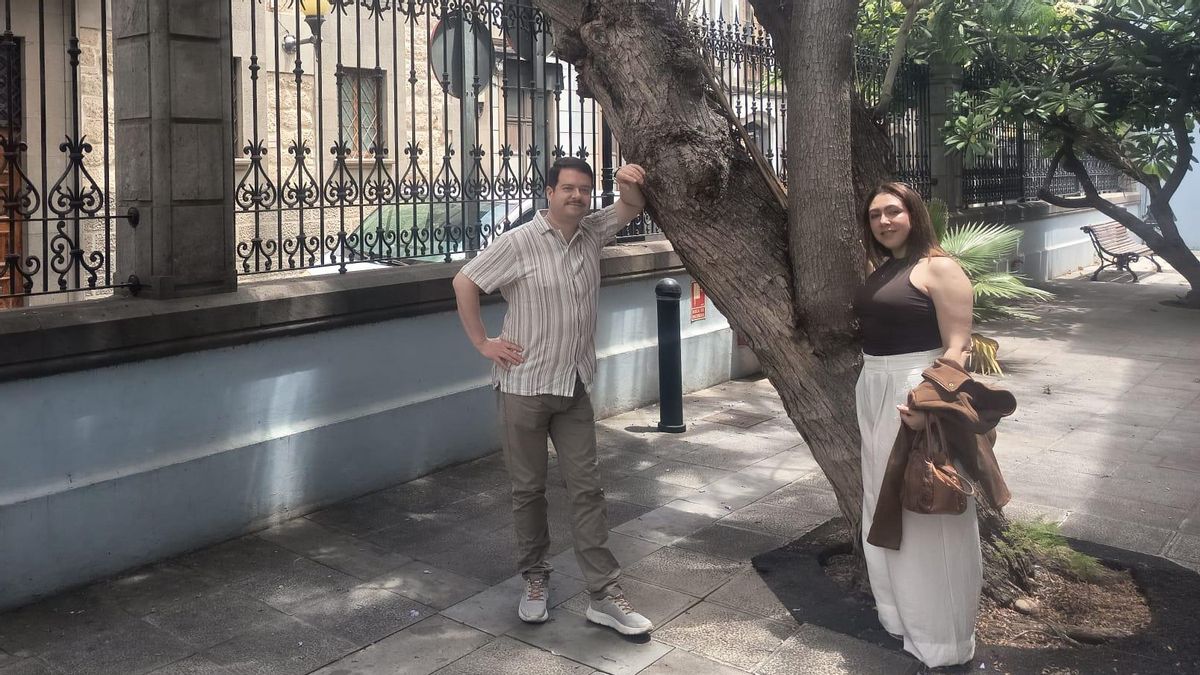 Maxi y Paola, junto a un árbol en Las Palmas de Gran Canaria