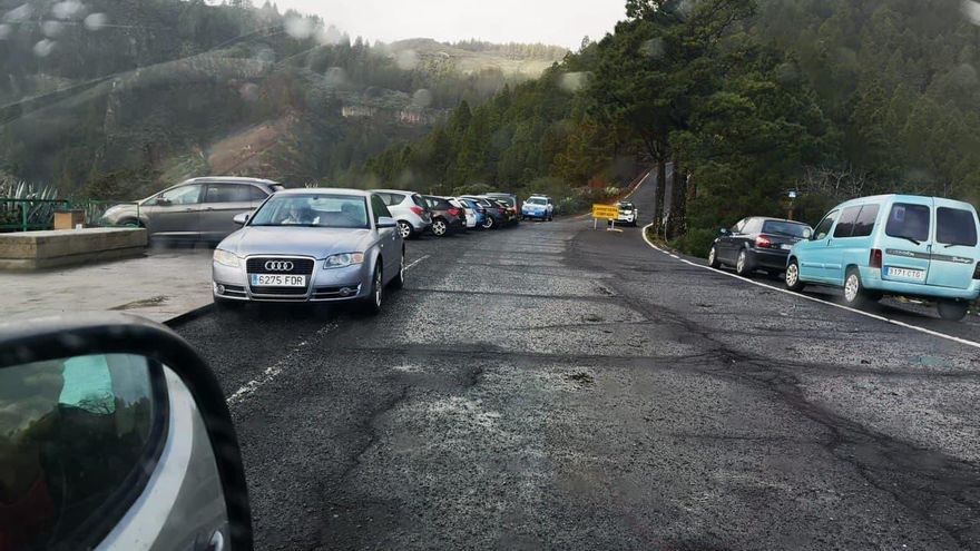 Vehículos estacionados en la GC-130, en la cumbre de Gran Canaria.