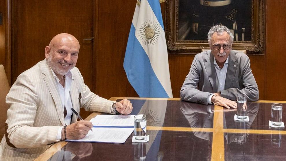 Mario Lugones, ministro de Salud, y el director del PAMI, Esteban Leguizamo.